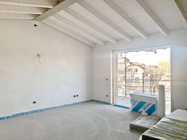 Foto Attico in vendita a Desenzano Del Garda