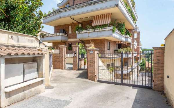 Foto Attico in vendita a Pomezia