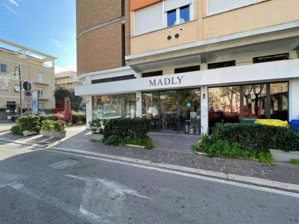 Foto Attivit  Commerciale - Terracina . Rif.: Cod. rif 3199117VCG