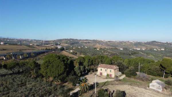 Foto Azienda agricola in Vendita in zona PERIFERIA con giardino