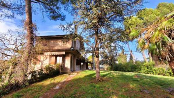 Foto BELGATTO: Fano nella primissima collina adiacente la citt  e il mare, proponiamo in vendita splendida villa con ampio parco piantumato di circa 5000