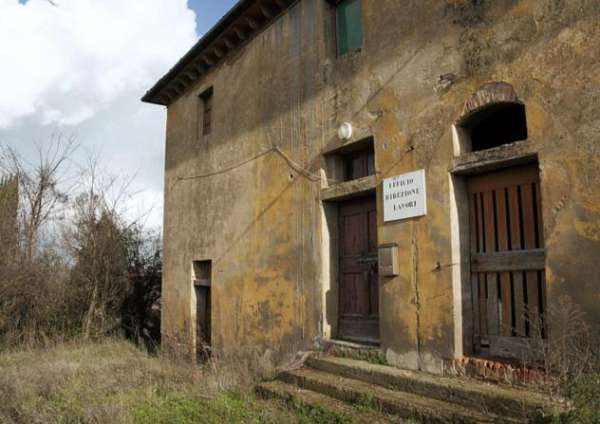Foto Bellissimo Casale Diruto Da Restaurare Immerso nel Verde delle Colline Pisane della Valdera