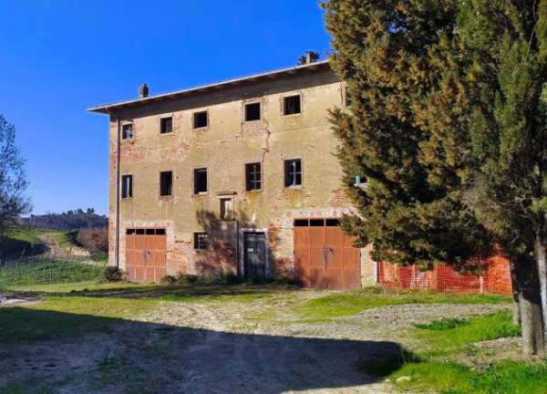 Foto Bellissimo Podere con Casali Diruti Da Restaurare Immerso nel Verde delle Colline Pisane della Valdera