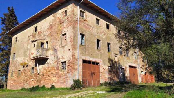 Foto Bellissimo Podere con Casali Diruti Da Restaurare Immerso nel Verde delle Colline Pisane della Valdera