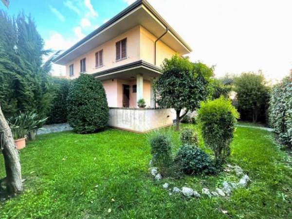 Foto BIFAMILIARE di 8 vani e di 150 mq (PIETRASANTA) rif. 256