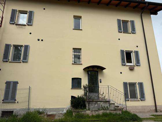 Foto Bilocale  su due livelli e posto auto a Noceto