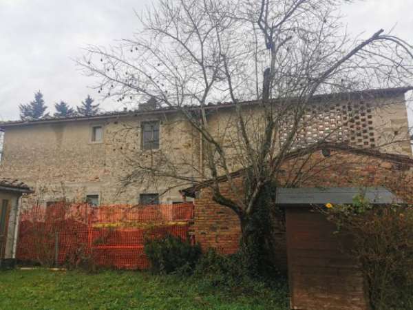 Foto BORGO S LORENZO FIENILE MQ 250 OLTRE TERRENO