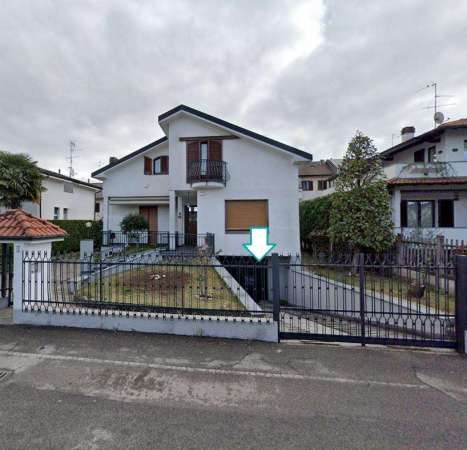 Foto Box - Garage - Posto Auto in Vendita a Seregno Via Gaetano Salvemini,  26