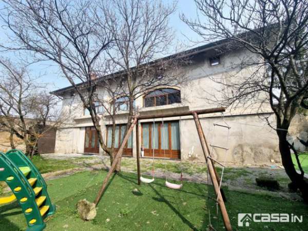 Foto BREMBATE - CASA INDIPENDENTE CON AMPIO GIARDINO: proponiamo immobile con annessa area pertinenziale di circa 770 mq composto da tre piani fuori terra