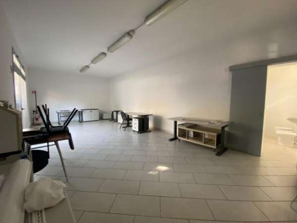 Foto C030. CARPI. NEGOZIO/UFFICIO CON SERVIZIO E PARCHEGGI RISERVATI.