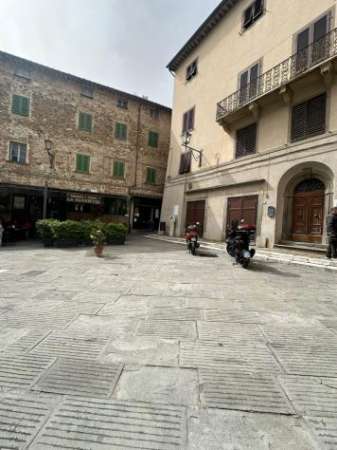 Foto Campiglia marittima nella piazza principale del paese proponiamo storico ristorante in vendita di mq.220 completo di attrezzatura e spazio esterno. Pe