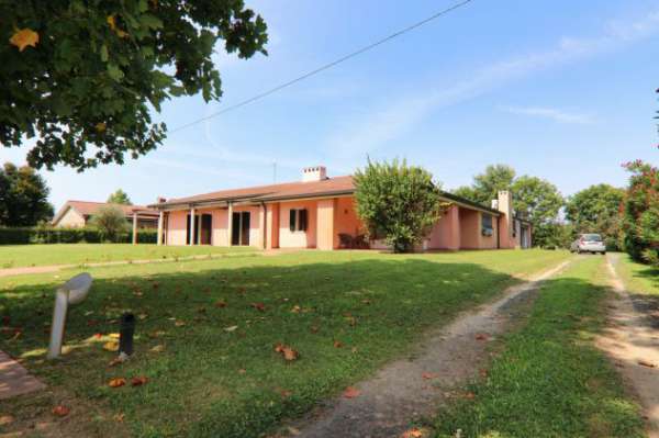 Foto Campodarsego, villa portico e giardino