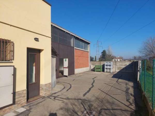 Foto Capannone con cortile