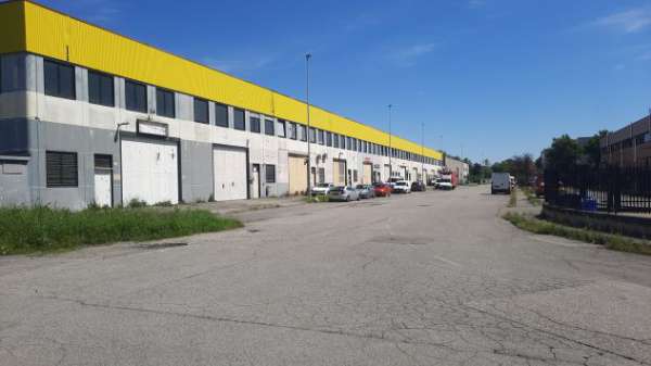 Foto CAPANNONE DI 240  MQ. + 100  MQ. UFFICI VICINO TANGENZIALE OVEST  CESANO BOSCONE
