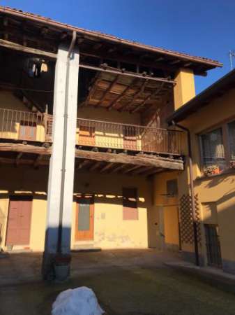 Foto CAPIAGO PORZIONE DI CASA DA CIELO A TETTO
