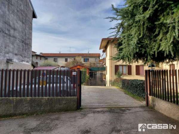 Foto CAPRIATE SAN GERVASIO - MAGAZZINO E BOX: Immobile ad uso magazzino posto al piano seminterrato di un condominio nella zona di San Gervasio. Locale di