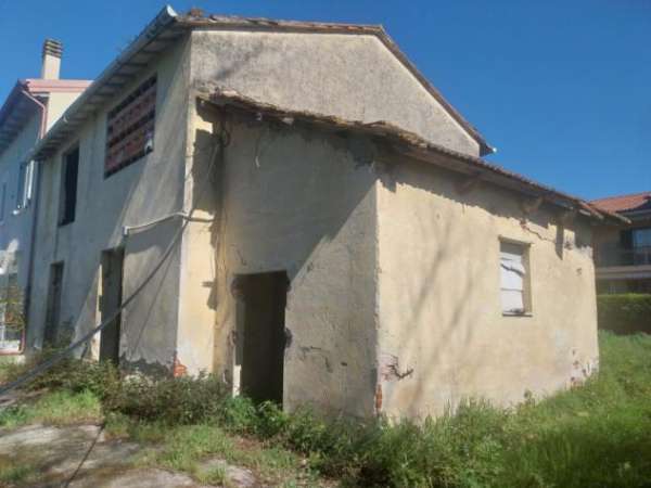Foto Casa affiancata da ristrutturare con terreno