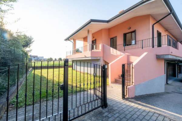 Foto Casa Bi - Trifamiliare in Vendita a Belfiore Belfiore - Centro