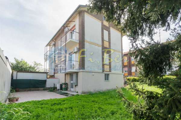 Foto Casa Bi - Trifamiliare in Vendita a Cernusco sul Naviglio Vicolo Tripoli