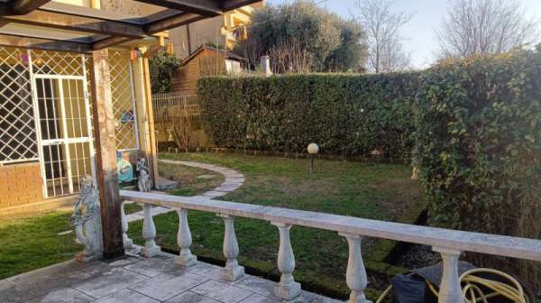 Foto Casa Bi - Trifamiliare in Vendita a Lonato del Garda Lonato - Centro