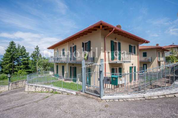 Foto Casa Bi - Trifamiliare in Vendita a San Zeno di Montagna C� Sartori