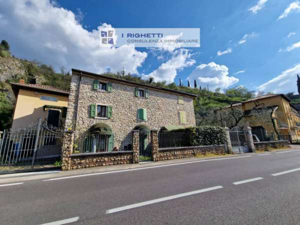 Foto Casa Bi - Trifamiliare in Vendita a Torri del Benaco Torri del Benaco