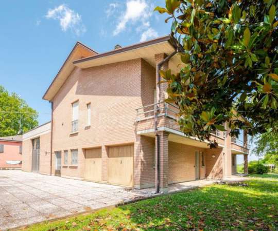 Foto CASA BIFAMILIARE con CAPANNONE e LABORATORIO