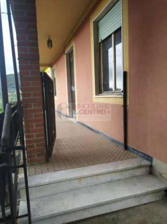 Foto Casa indipendente composta da 2 appartamento con giardino e posti auto