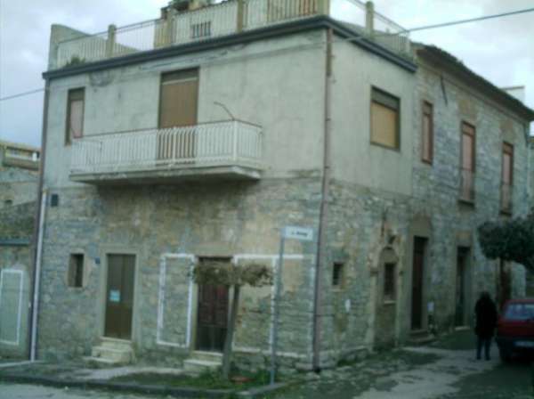 Foto casa indipendente con ampio terrazzo