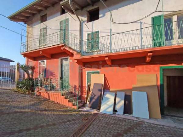 Foto Casa indipendente di 200 m con pi� di 5 locali in vendita a Arona
