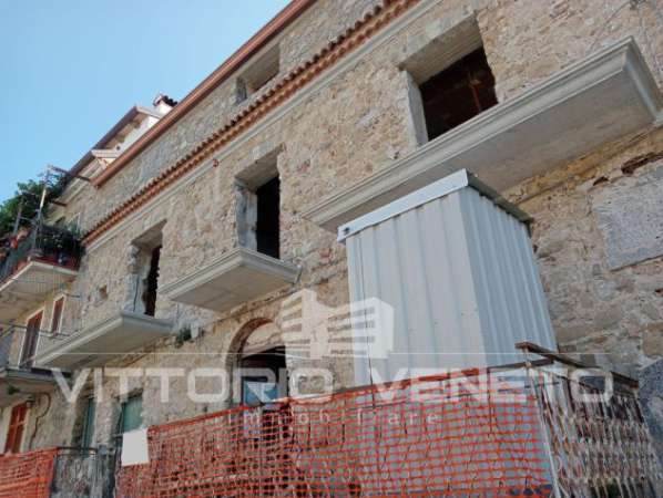 Foto Casa indipendente in pietra a Mercato Cilento