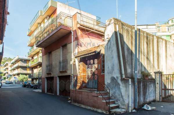 Foto Casa indipendente in vendita a Aci Catena