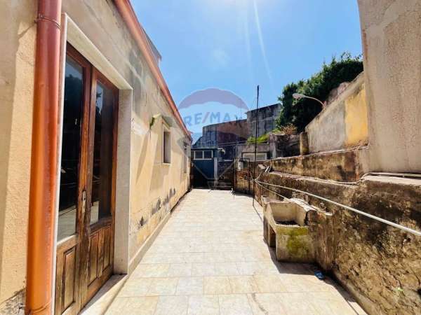 Foto Casa indipendente in vendita a Aci Catena