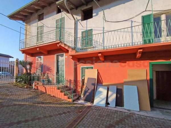 Foto Casa indipendente in vendita a Arona - 6 locali 200mq