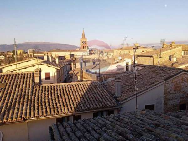 Foto Casa indipendente in vendita a Bevagna - 7 locali 390mq