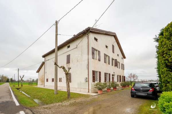 Foto Casa indipendente in vendita a Correggio