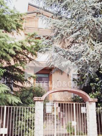 Foto Casa indipendente in Vendita a Desenzano del Garda VIA DOLARICI