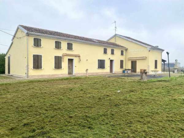 Foto Casa indipendente in vendita a Gonzaga - 10 locali 337mq