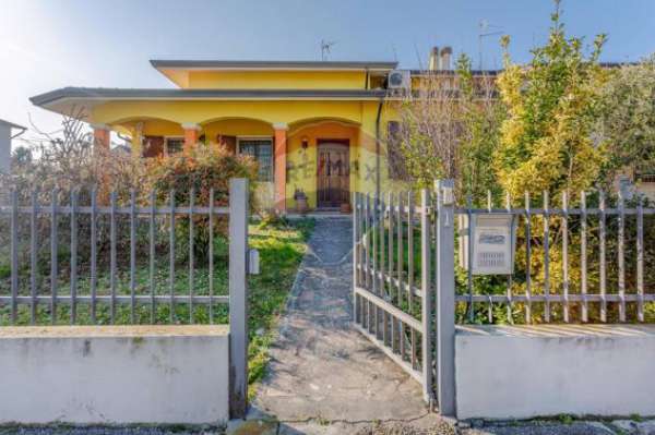 Foto Casa indipendente in vendita a Gonzaga - 5 locali 228mq