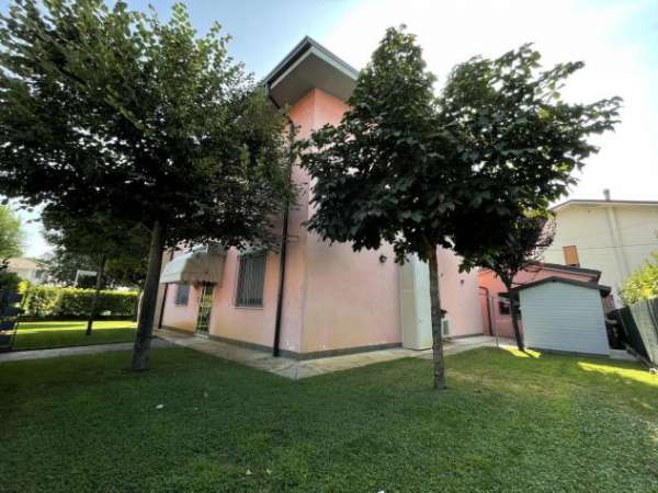 Foto Casa indipendente in vendita a Gonzaga - 7 locali 300mq