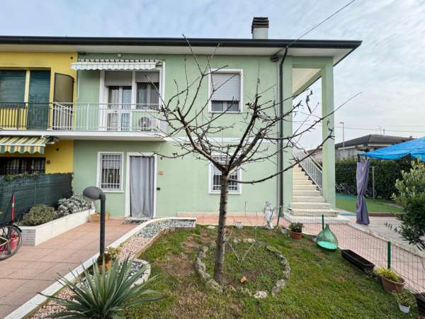 Foto Casa indipendente in vendita a Noventa Vicentina