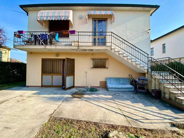 Foto Casa indipendente in vendita a Noventa Vicentina