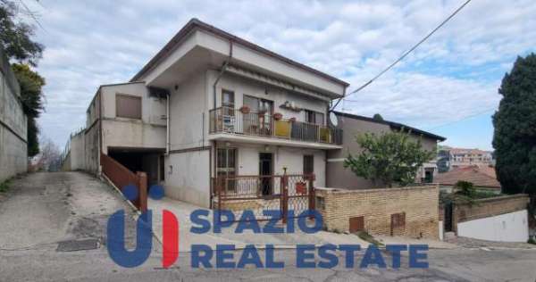 Foto Casa indipendente in vendita a Pescara - 8 locali 266mq