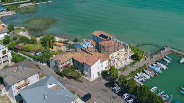 Foto Casa indipendente in vendita a Peschiera Del Garda