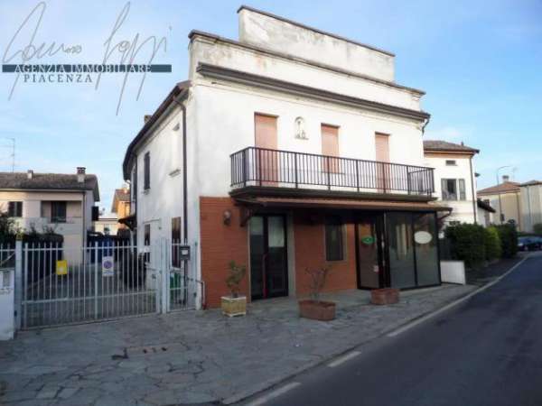 Foto Casa indipendente in vendita a Piacenza - 8 locali 350mq