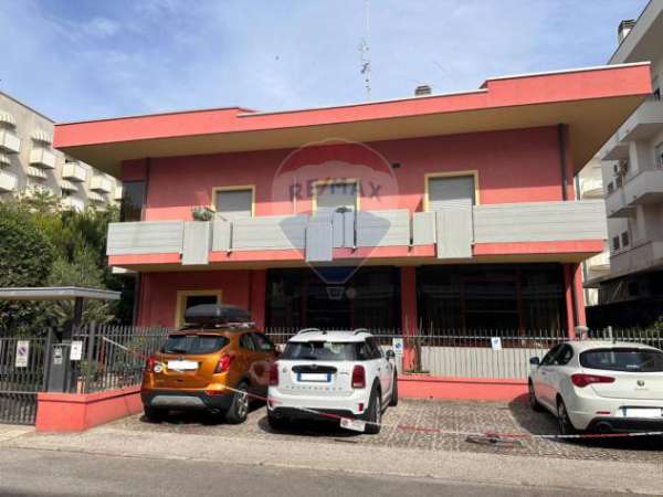 Foto Casa indipendente in vendita a Riccione - 15 locali 550mq