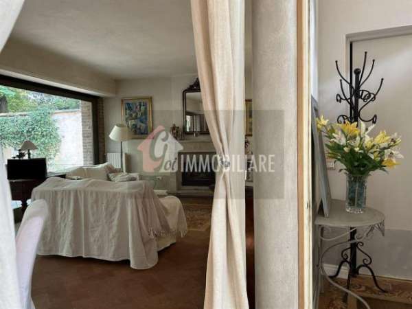 Foto Casa indipendente su 3 lati con cortile.
