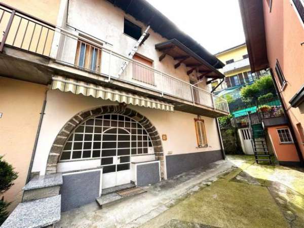Foto CASA SEMINDIPENDENTE CON AREA ESTERNA A GALBIATE Villa Vergano