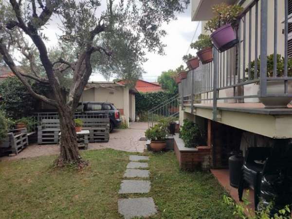 Foto Casa semindipendente in vendita a Marina di Carrara - Carrara 180 mq  Rif: 1319414
