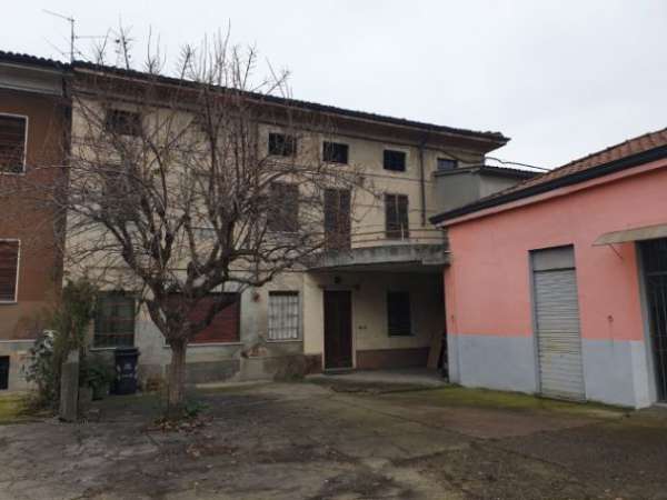 Foto CASA SEMINDIPENDENTE PIU' LOCALE ADIBITO A LABORATORIO